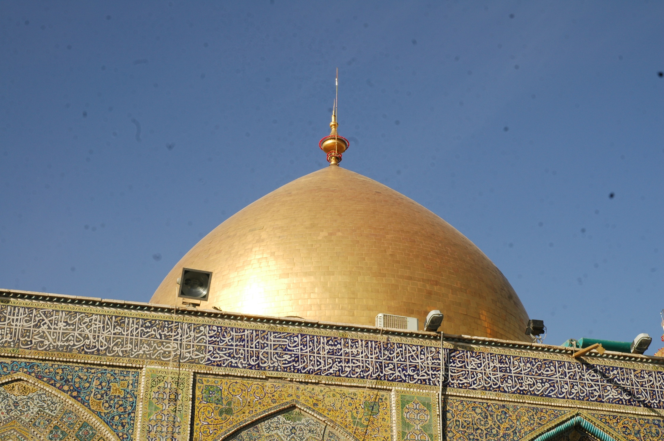 قبة حرم الإمام علي (عليه السلام)