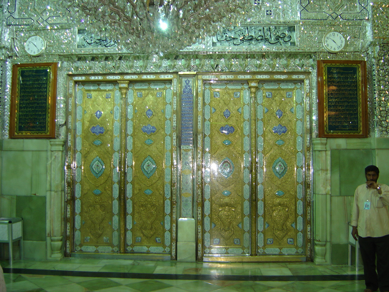 الأبواب المؤدية الى ضريح الإمام علي (عليه السلام)