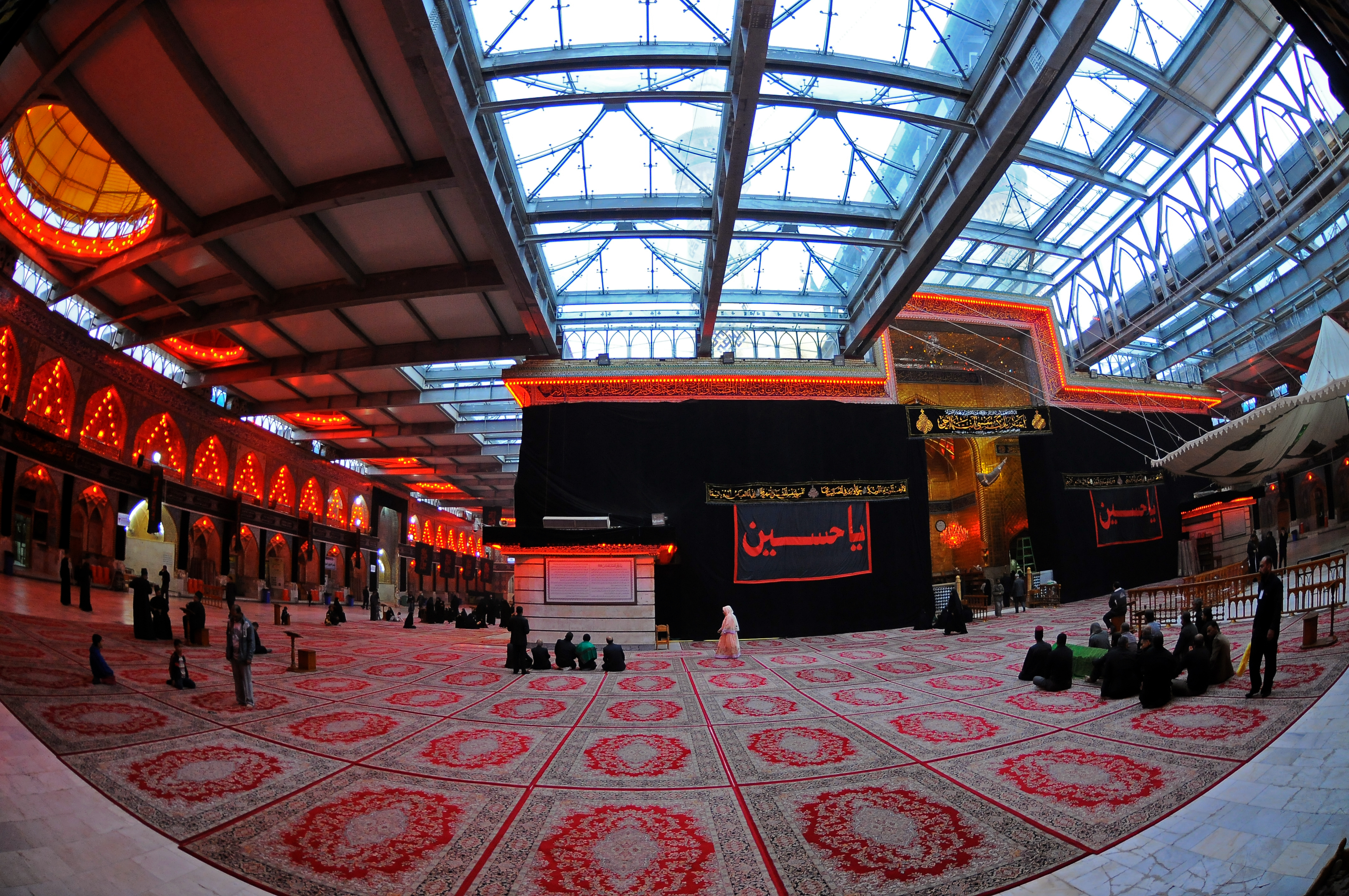 صحن الامام العباس (عليه السلام))