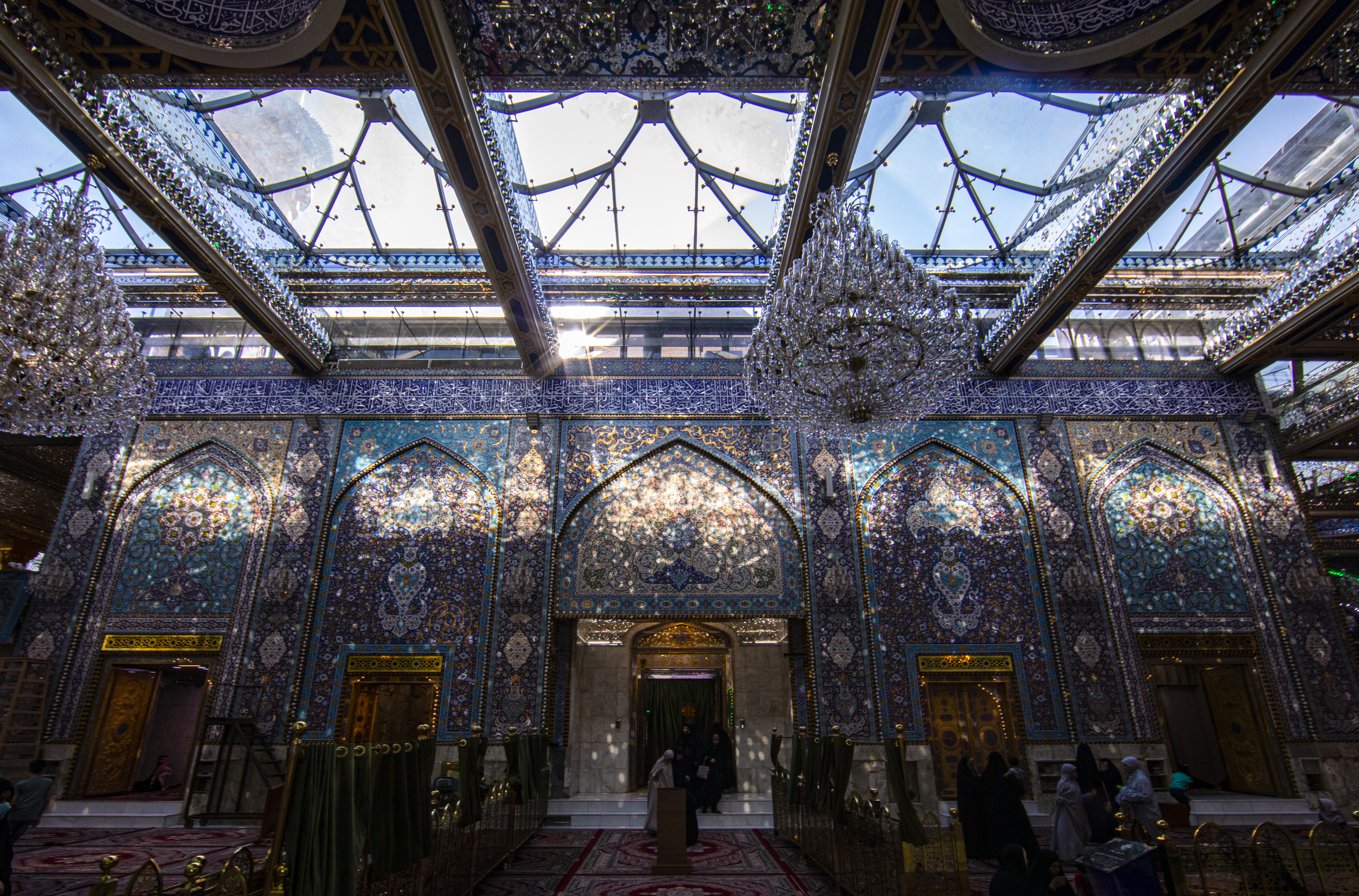 داخل الصحن المبارك