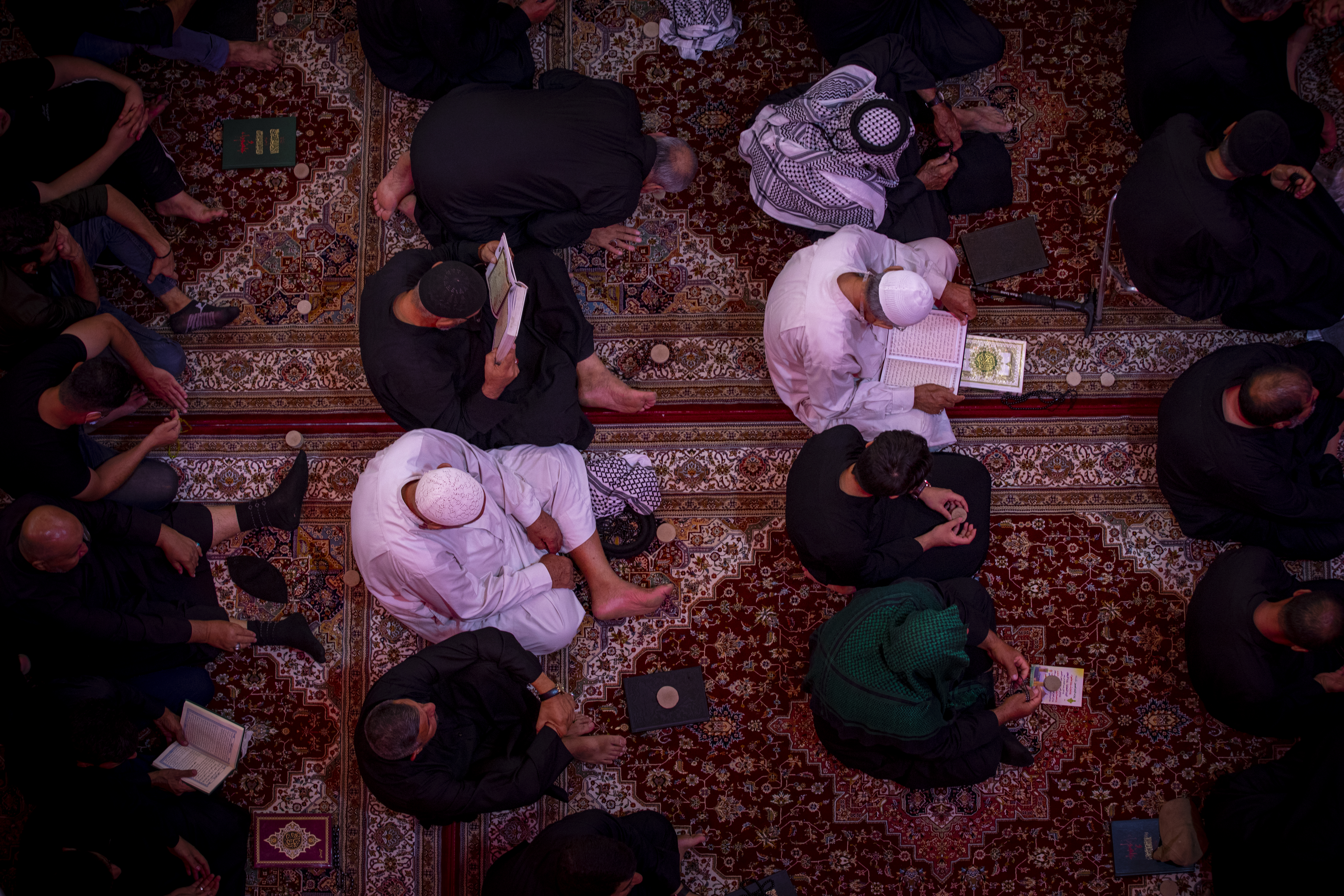  داخل الصحن الحسيني