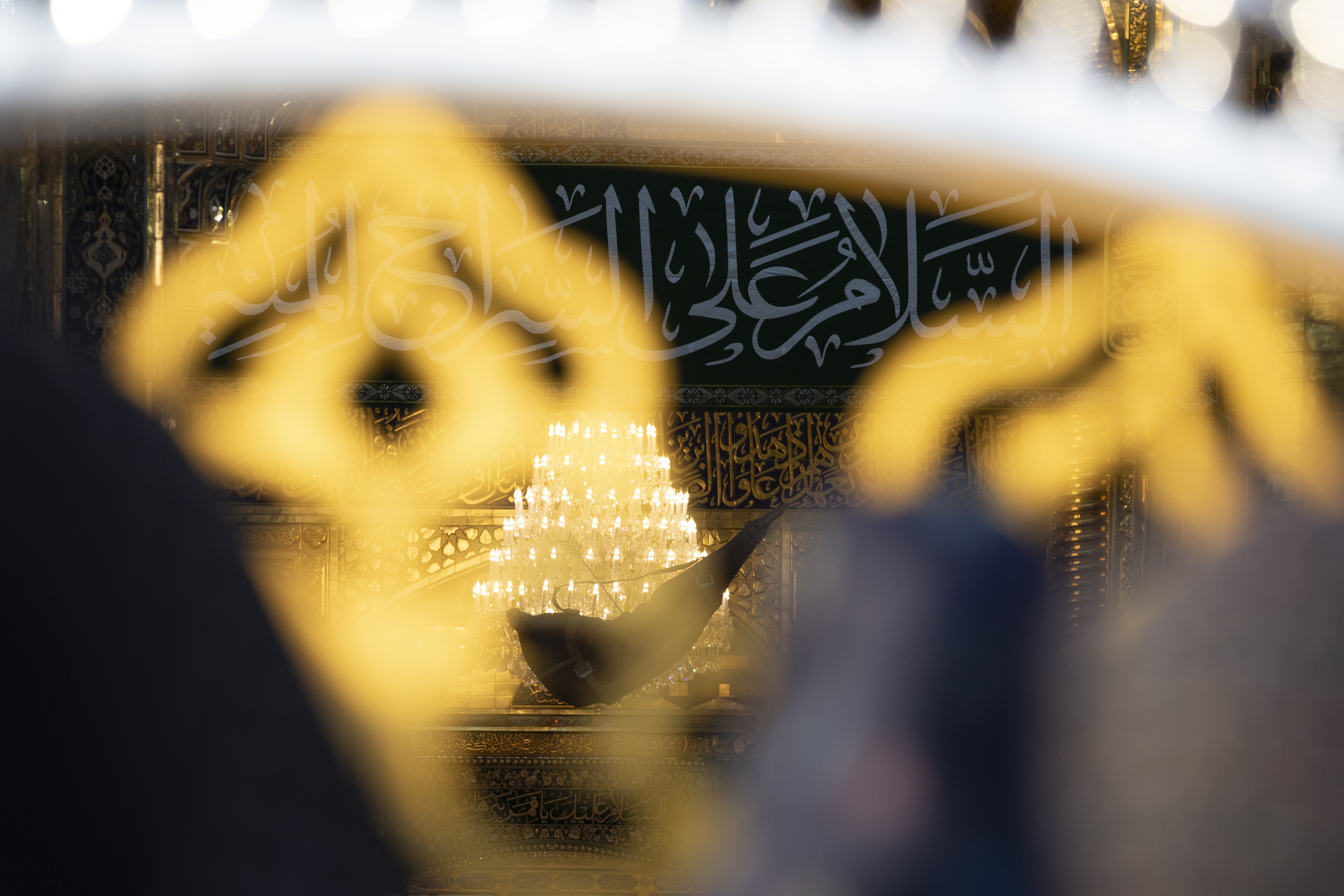 السلام على السراج المنير