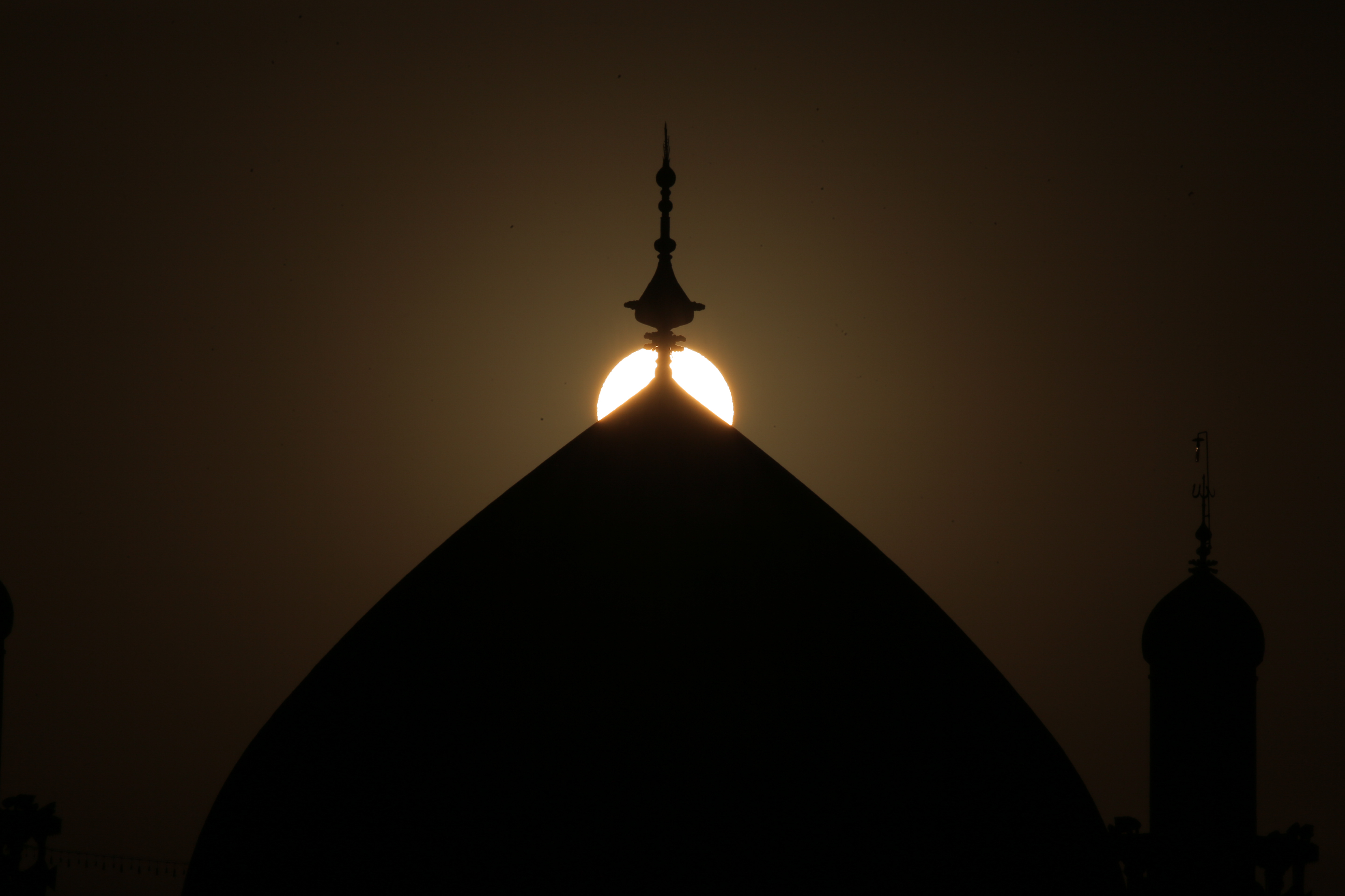 صلى الله عليك يا أمير المؤمنين