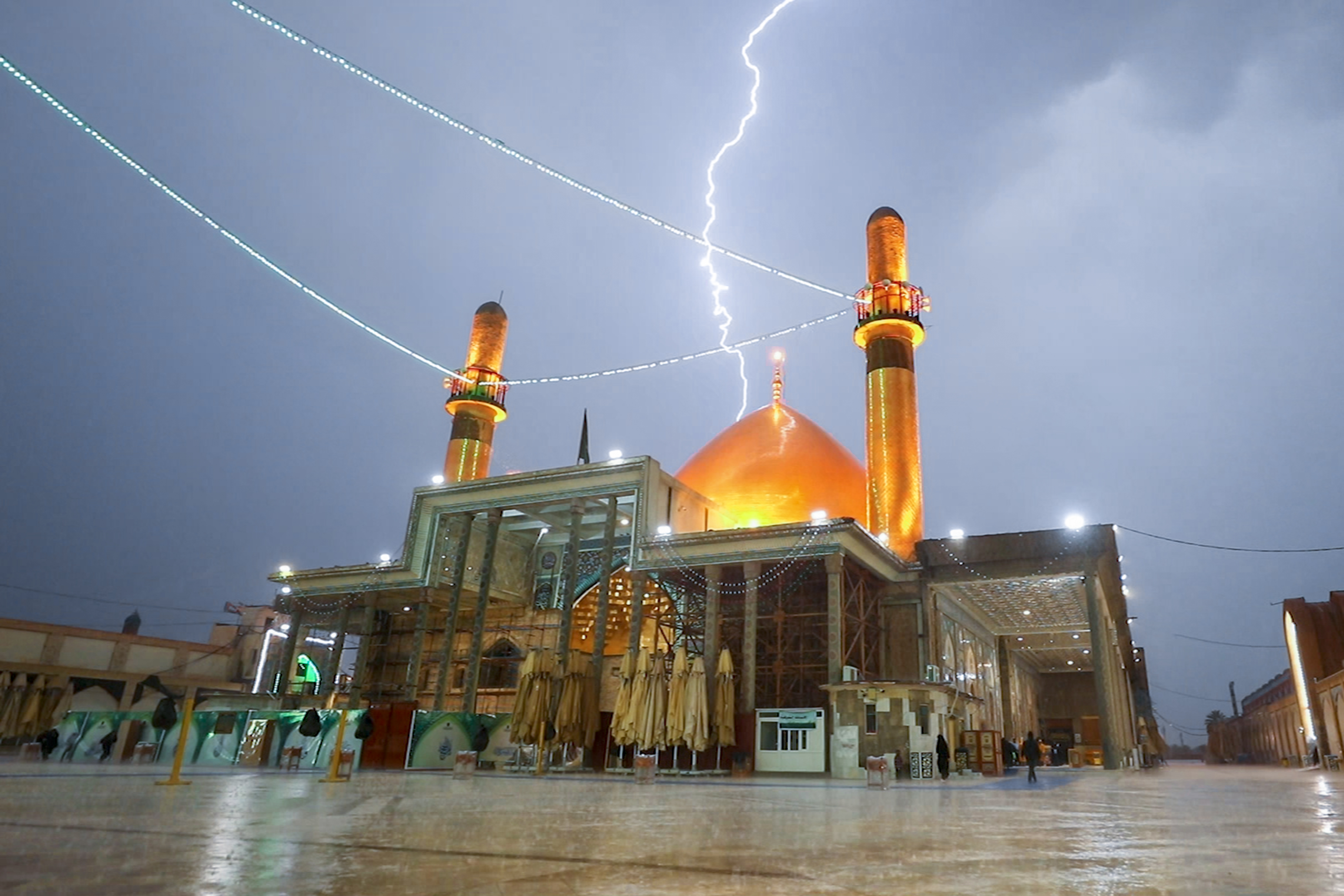 اللهم صل على محمد وآل محمد 