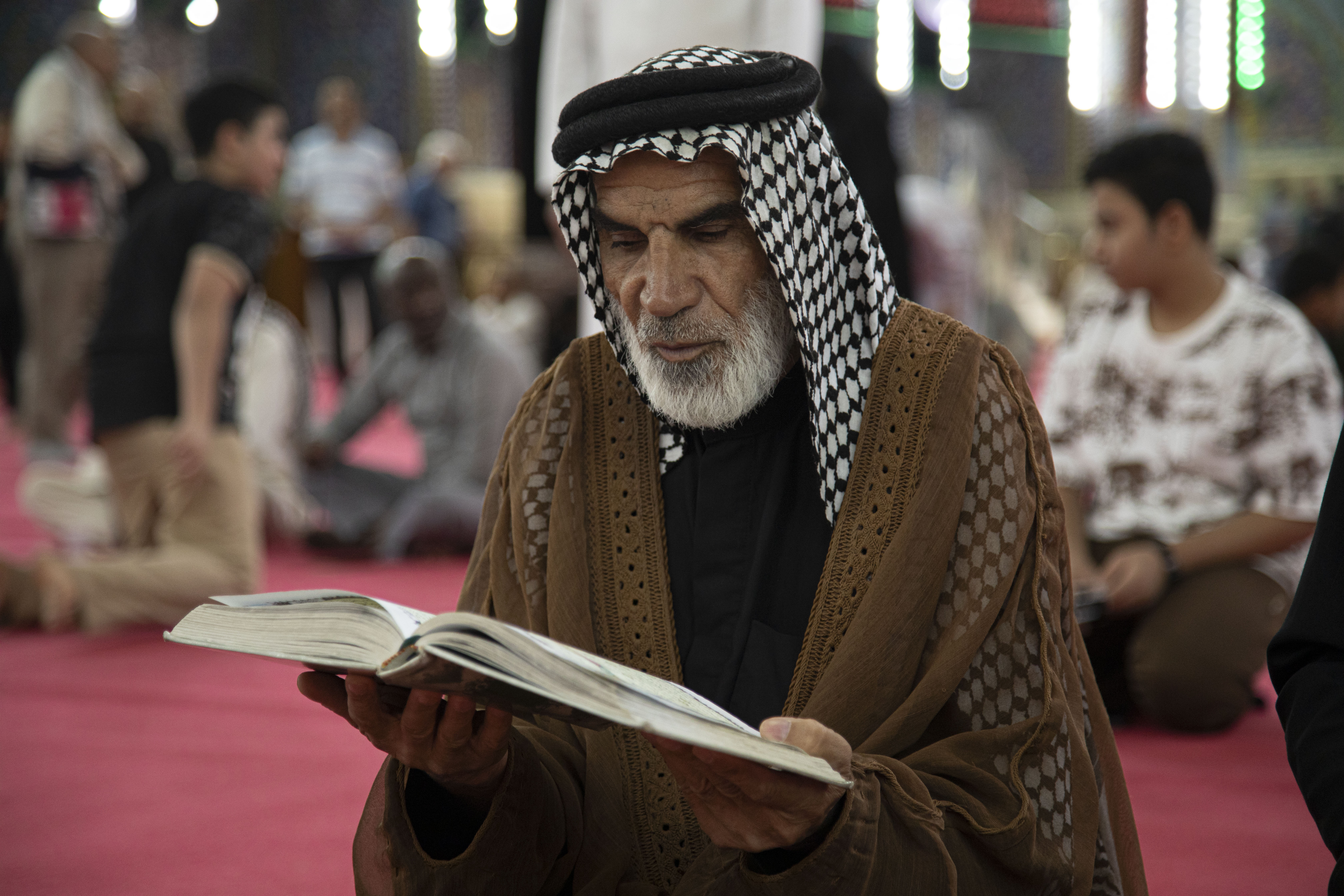 اللهم ارزقنا شفاعة الحسين يوم الورود 