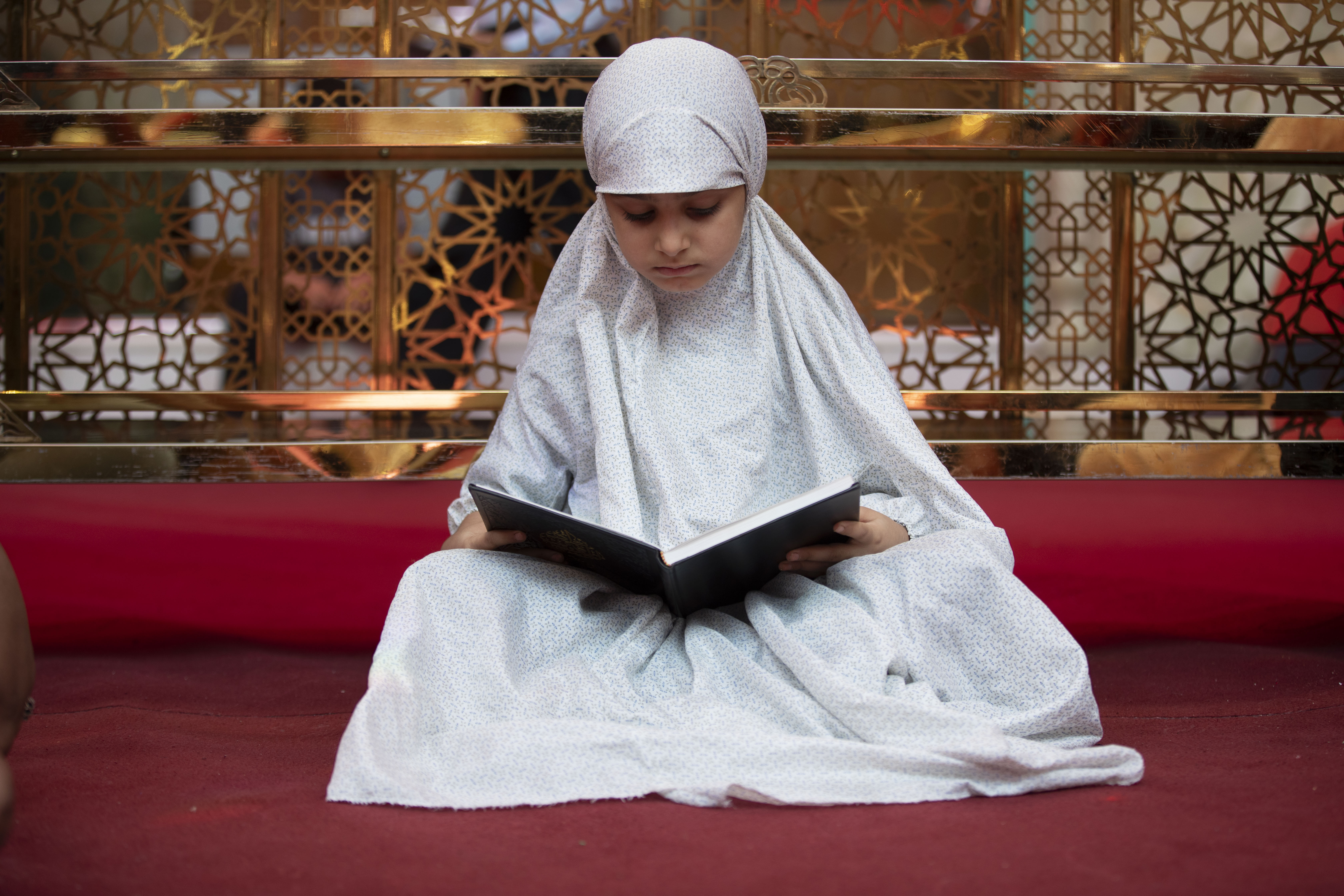 اَلسَّلامُ عَلَيْكَ يَابْنَ أَوَّلِ الْقَوْمِ إِسْلاماً ، وَّأَقْدَمِهِمْ إِيْمَاناً وَّأَقْوَمِهِمْ بِدِينِ اللهِ