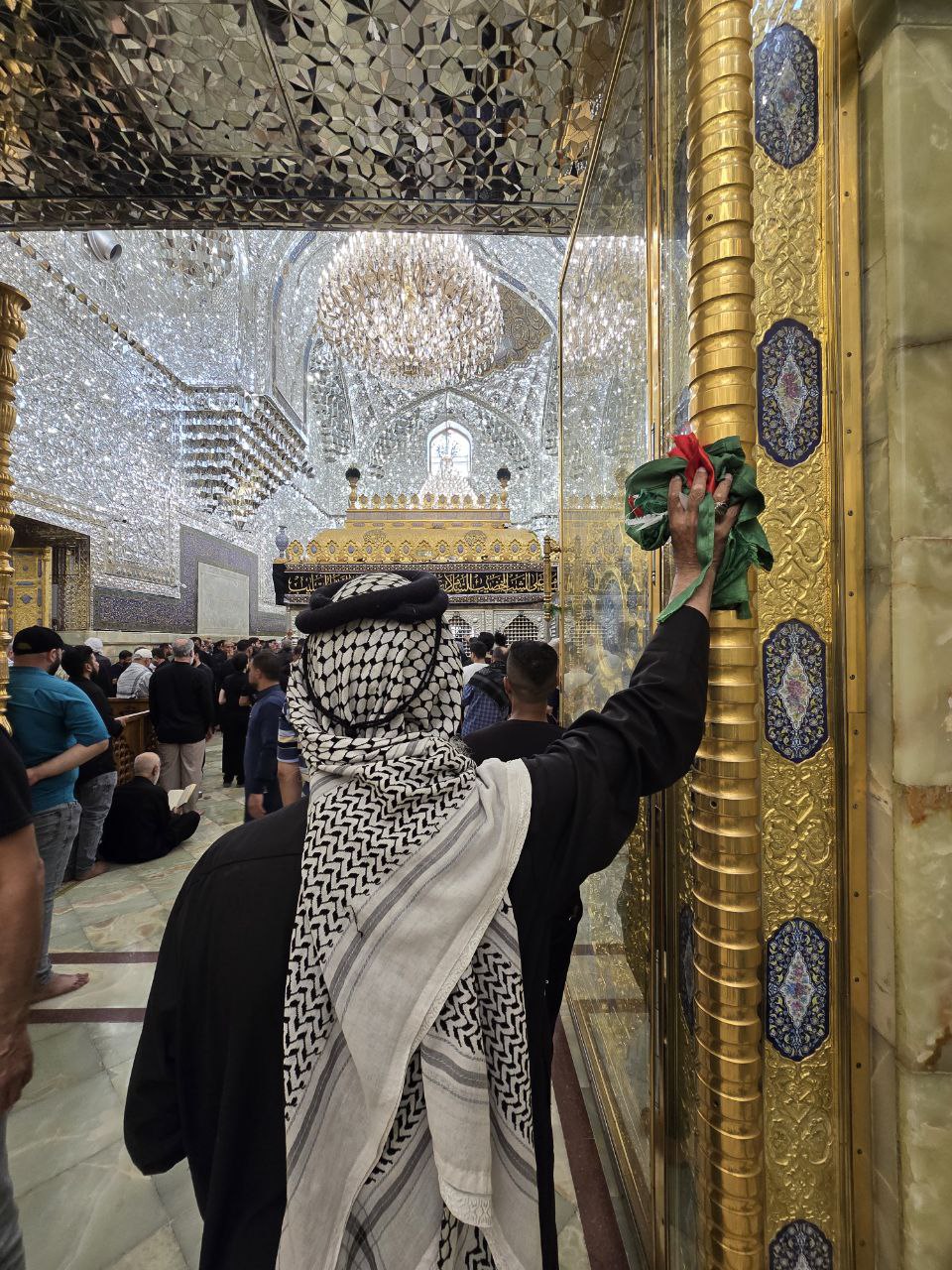 اَتَقَرَّبُ اِلَى اللهِ بِوِلايَتِكُما، اَتَيْتُكُما زائِراً عارِفاً بِحَقِّكُما، مُوالِياً لاَِوْلِيائِكُما، مُعادِياً لاَِعْدائِكُما مُسْتَبْصِراً بِالْهُدَى الَّذي اَنْتُما عَلَيْهِ، عارِفاً بِضَلالَةِ مَنْ خالَفَكُما، فَاشْفَعا لي عِنْدَ رَبِّكُما فَا