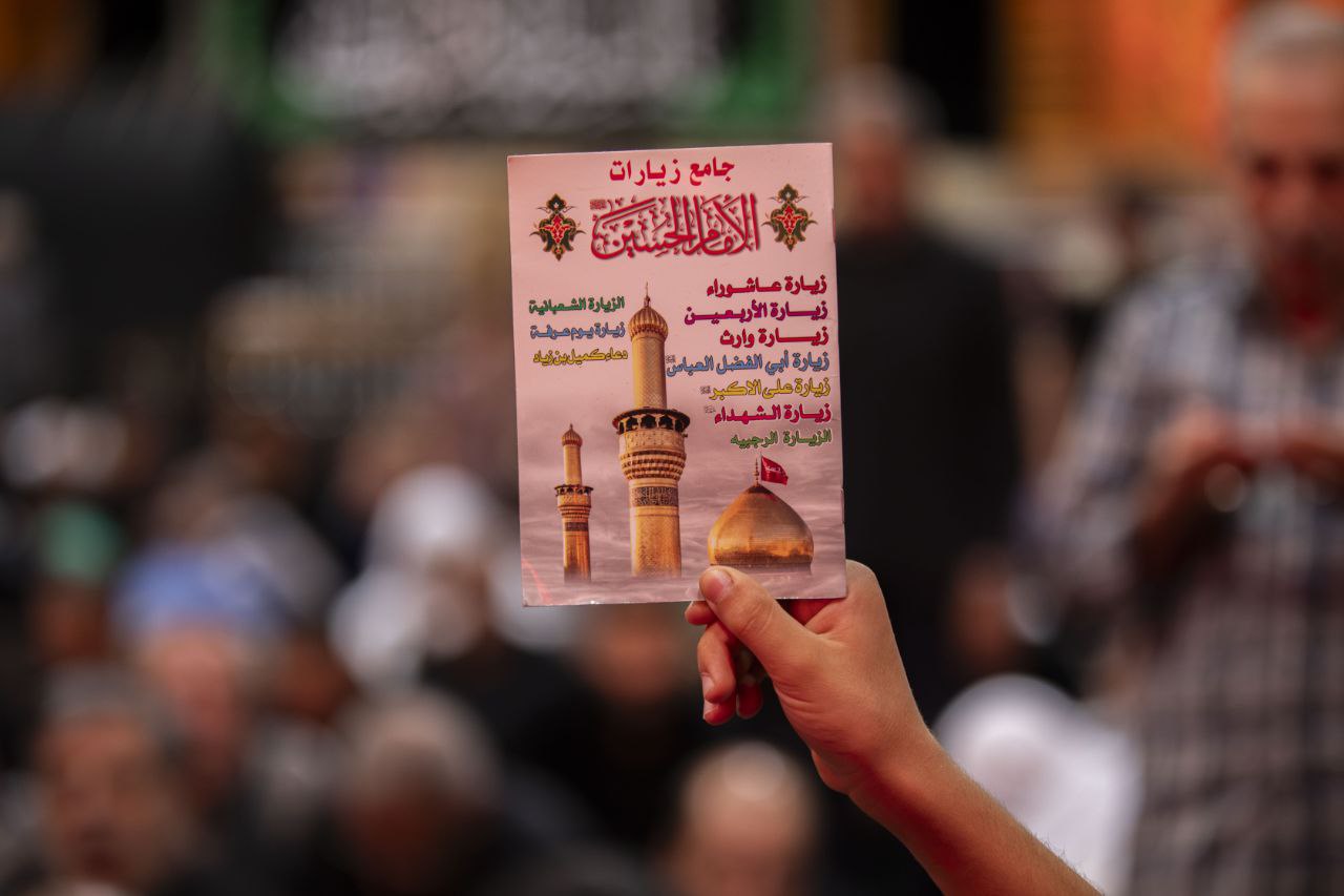 لسَّلامُ عَلَيْكُمْ يا اَهْلَ بَيْتِ النُّبُوَّةِ، وَمَوْضِعَ الرِّسالَةِ، وَمُخْتَلَفَ الْمَلائِكَةِ، وَمَهْبِطَ الْوَحْىِ، وَمَعْدِنَ الرَّحْمَةِ وَخُزّانَ الْعِلْمِ