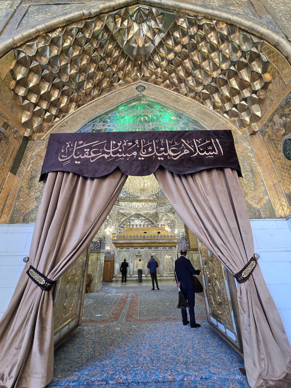 السَّلامُ عَلَيكَ أيُّها العَبدُ الصَّالِحُ المُطِيعُ للهِ وَلِرَسُولِهِ وَلِأمِيرِ المُؤمِنِينَ وَالحَسَنِ وَالحُسَينِ (عليهم السلام)