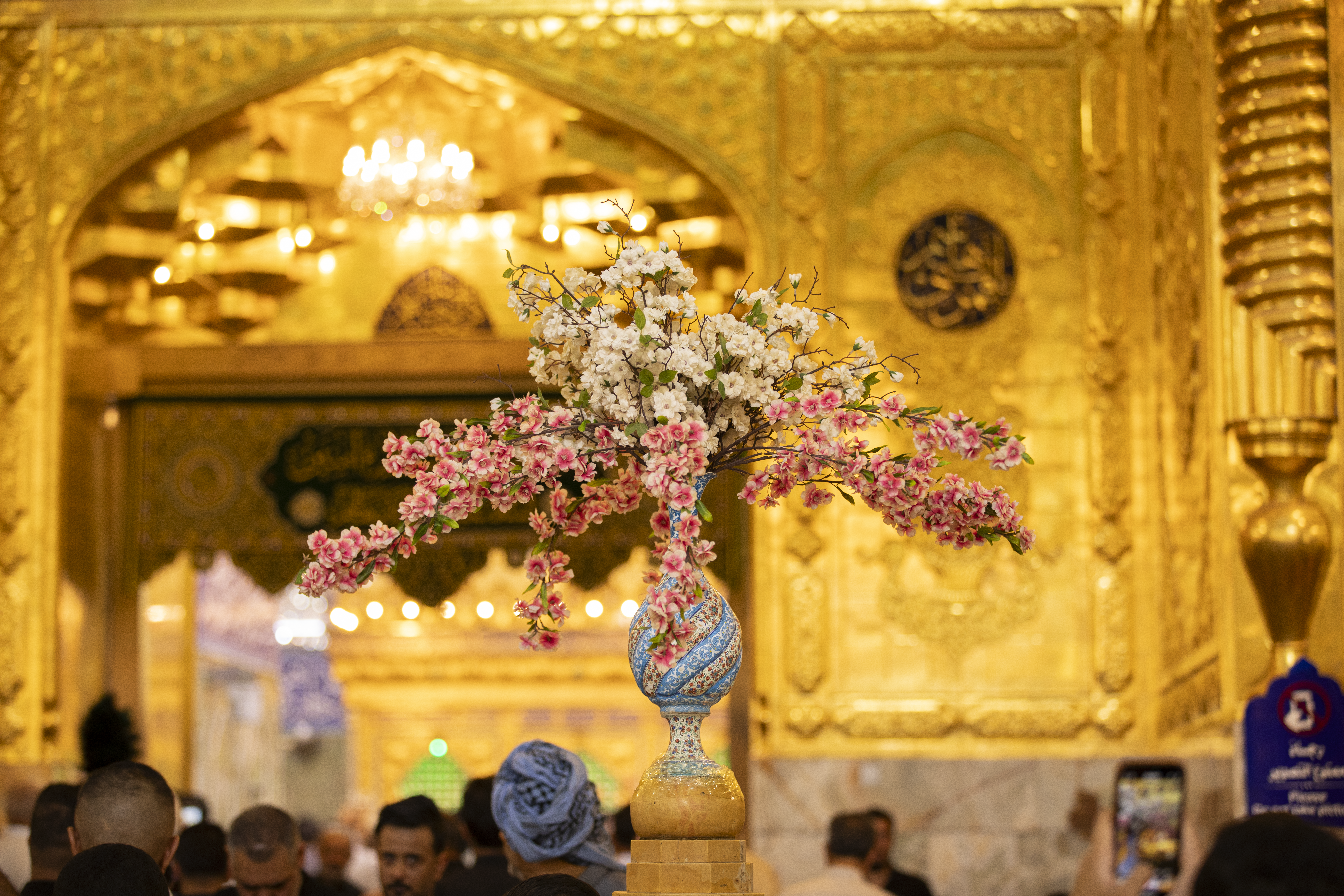  اَلسَّلامُ عَلَيْكَ يَا قائِماً بِالْقِسْطِ