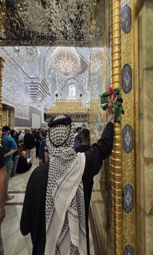 اَتَقَرَّبُ اِلَى اللهِ بِوِلايَتِكُما، اَتَيْتُكُما زائِراً عارِفاً بِحَقِّكُما، مُوالِياً لاَِوْلِيائِكُما، مُعادِياً لاَِعْدائِكُما مُسْتَبْصِراً بِالْهُدَى الَّذي اَنْتُما عَلَيْهِ، عارِفاً بِضَلالَةِ مَنْ خالَفَكُما، فَاشْفَعا لي عِنْدَ رَبِّكُما فَا