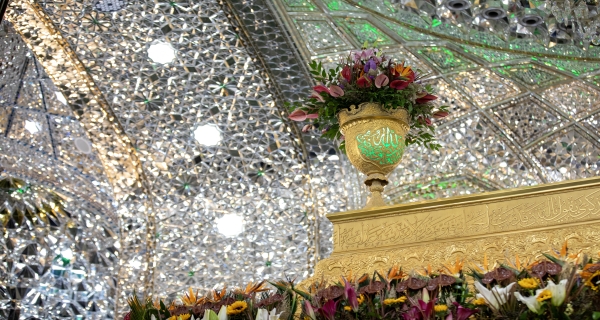 اكاليل الورد على ضريح الامام الحسين عليه السلام