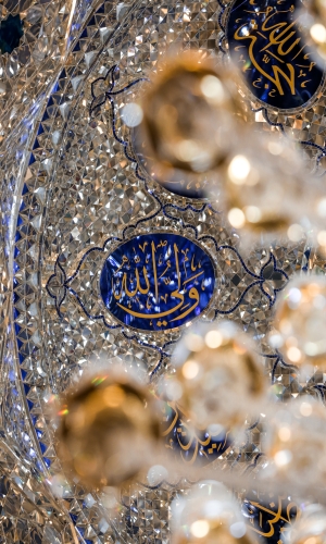 النقوش الزجاجية في العتبة العلوية 