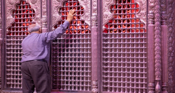 السَّلامُ عَلَيْكَ يَا تَالِيَ كِتَابِ اللهِ وتَرْجُمَانَهُ